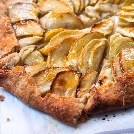 RUSTIC FRENCH STYLE APPLE TART