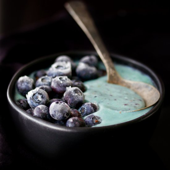 blueberry smoothie bowl