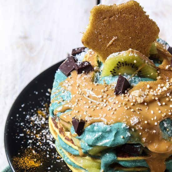 Veg pancake with spirulina yogurt