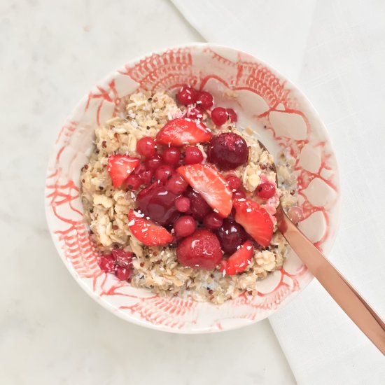 Porridge with quinoa and red fruits