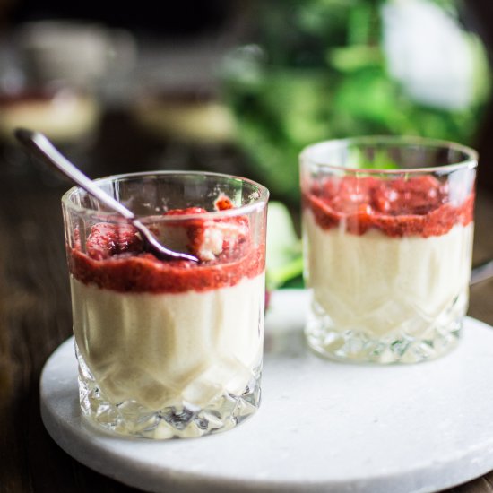 Semolina puding with strawberry jam