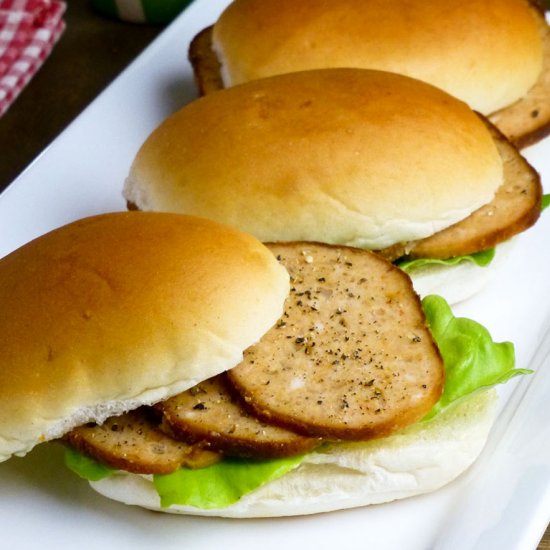 Dinner rolls with chicken meatloaf