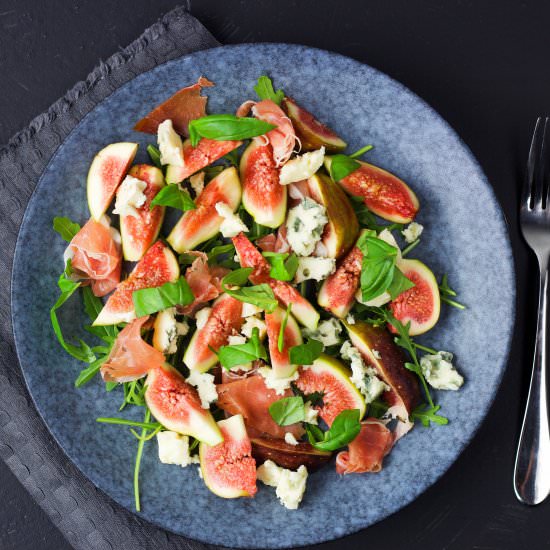 Easy fig salad with prosciutto ham