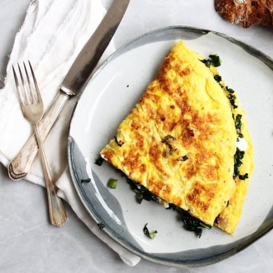 Kale, shallot and goats’ cheese omelet