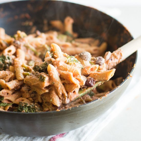 Vegan creamy cashew tomato pasta