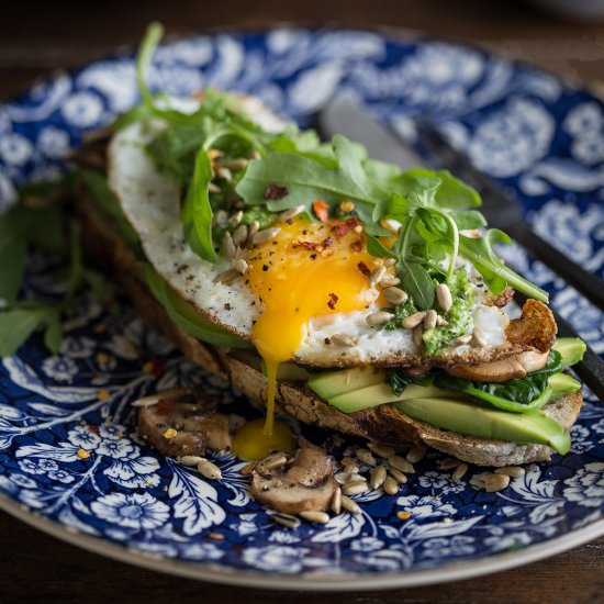 Avo toast with mushrooms & spinach