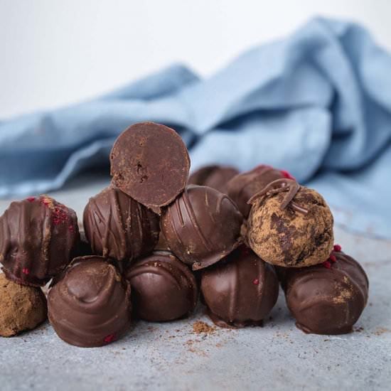 CAROB CACAO MACA TRUFFLES