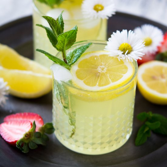 Sparkling limoncello cocktail