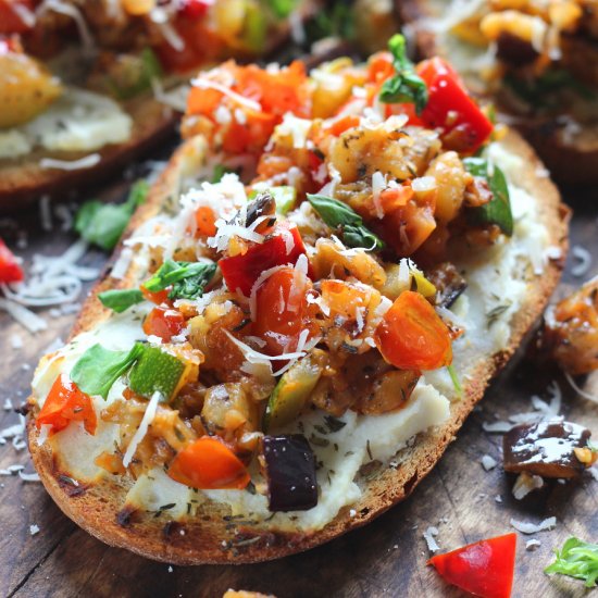 Toasts with ricotta and vegetables