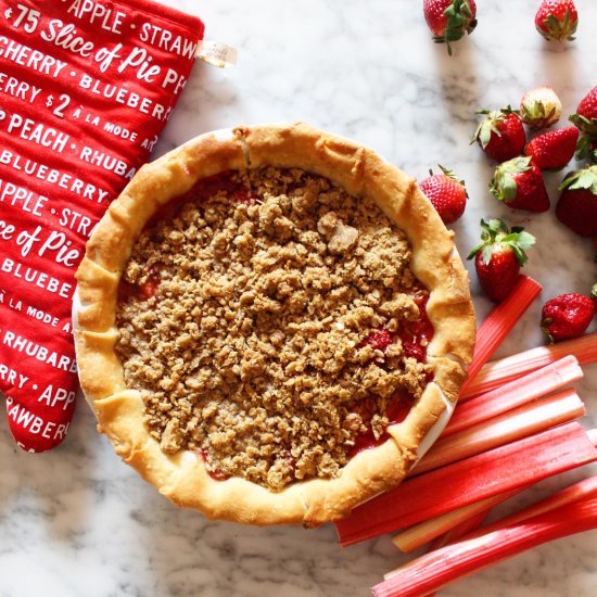 Strawberry Rhubarb Crumble Pie