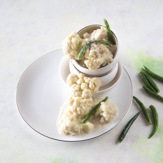 Bengali cauliflower in white gravy