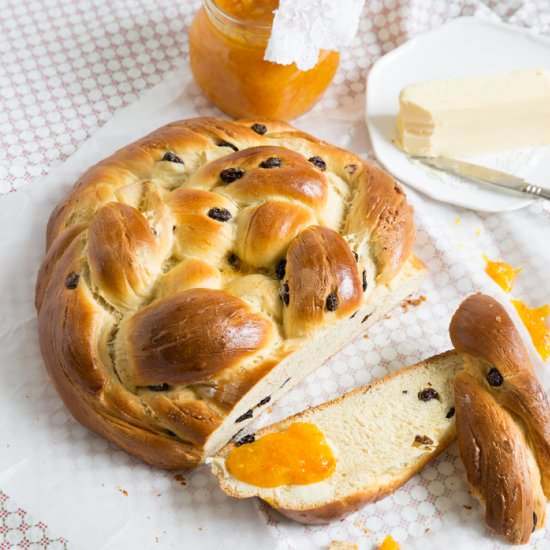 Rum Raisin Yeast Knot