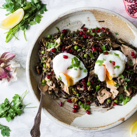 Wild rice salad with salmon and egg