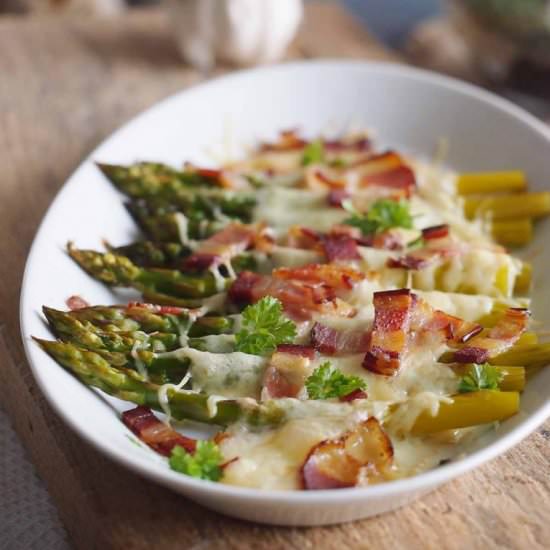 Cheesy asparagus with bacon