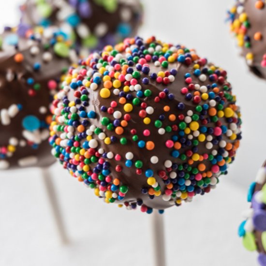 EASY CHOCOLATE CAKE POPS