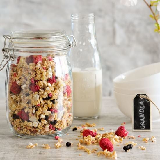 Raspeberry and coconut granola