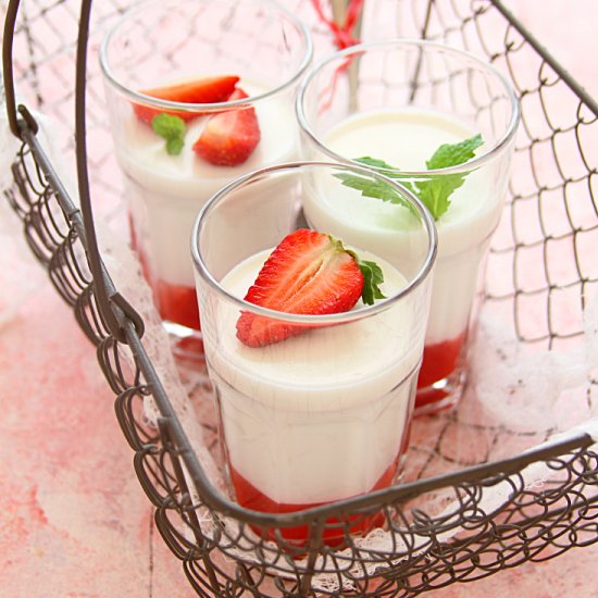 COCONUT STRAWBERRY PANNA COTTA