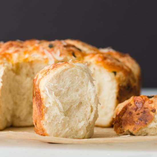 Cheesy Pull-Apart Rolls with Garlic