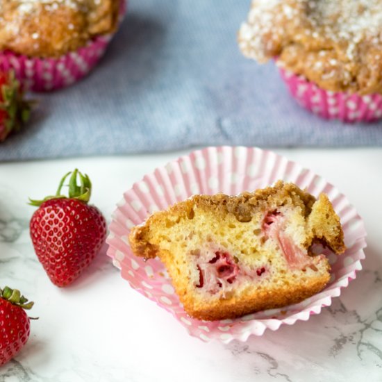 Strawberry Rhubarb Crumble Muffins