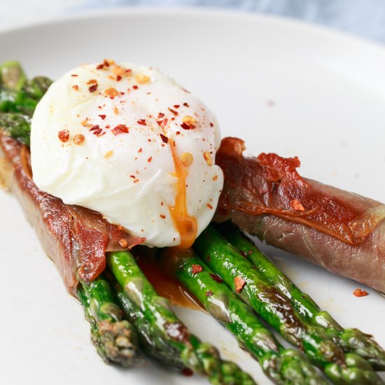 Asparagus in ham with poached egg