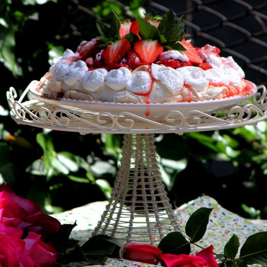 Pavlova with strawberries