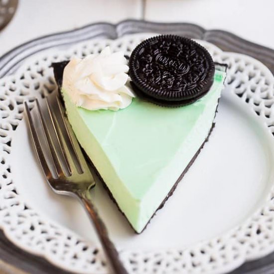 No Bake Chocolate Mint Oreo Pie