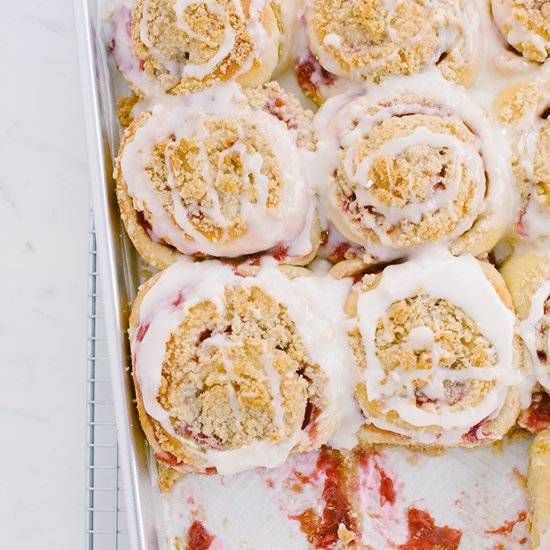 berry streusel rolls