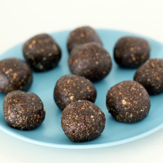 Chocolate peanut butter energy ball