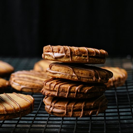 Peanut and milk chocolate sandies