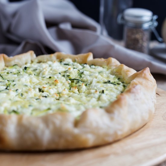 Quiche with zucchini, feta and mint