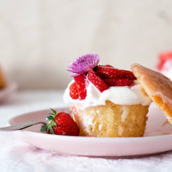 Whipped ricotta lemon muffin cakes