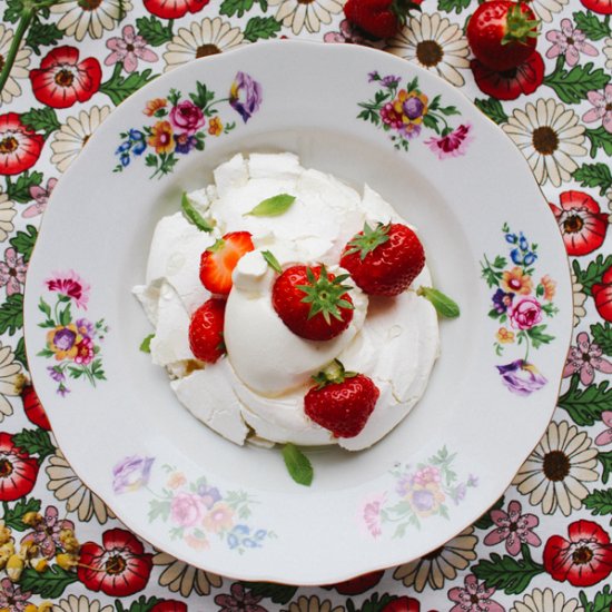 Meringues with strawberries