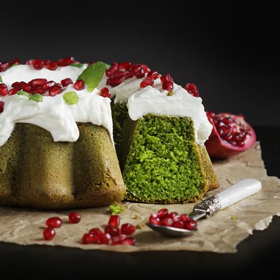 Green cake with vanilla cream