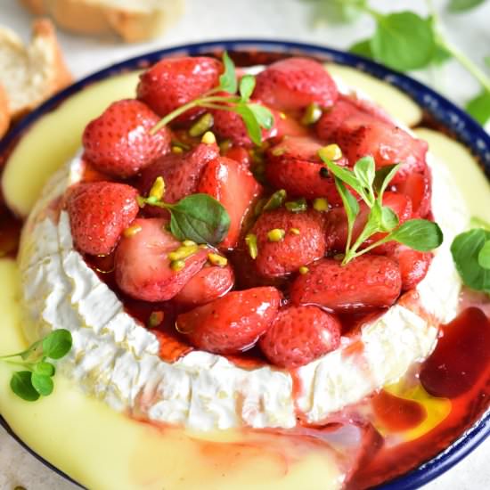 Baked camembert with strawberries