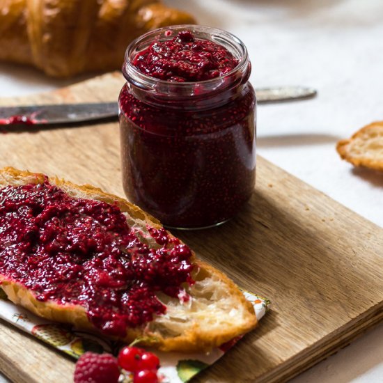 Fast and low-sugar chia seed jam