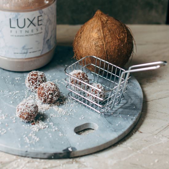 CHOCOLATE COCONUT PROTEIN BALLS