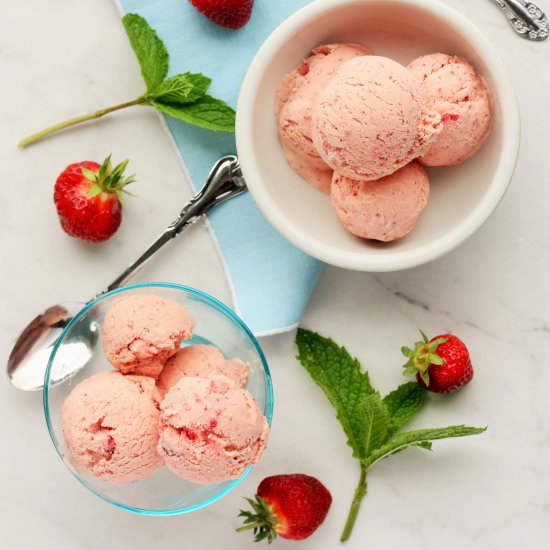 CREAMY STRAWBERRY ICE CREAM