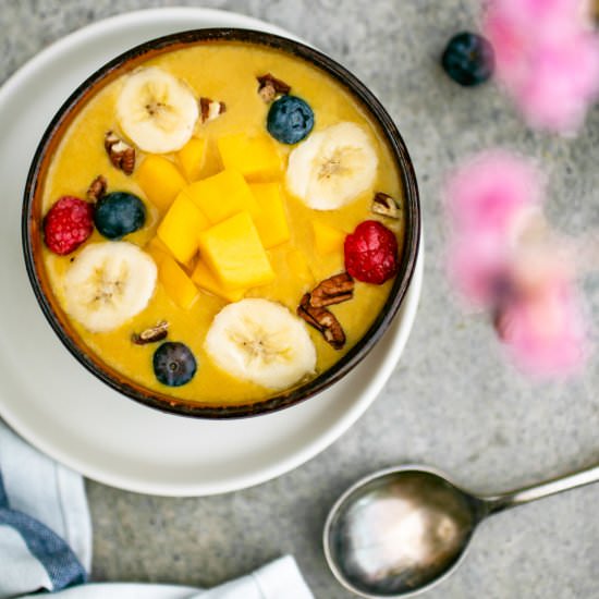 Mango smoothie bowl