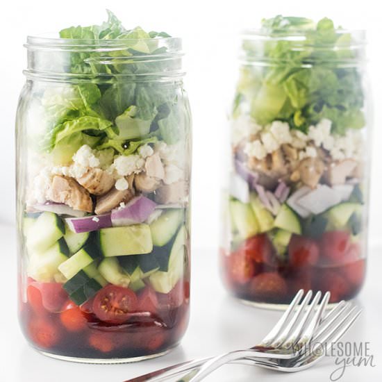 GREEK MASON JAR SALAD WITH CHICKEN