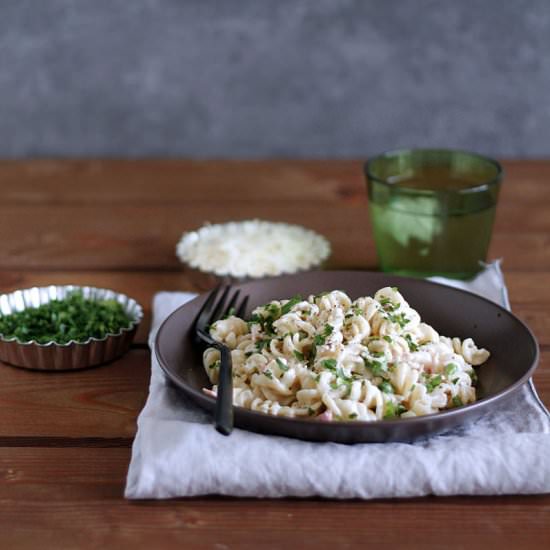 Creamy pea and ham pasta