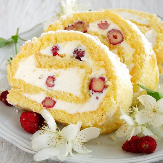 sponge cake with wild strawberries