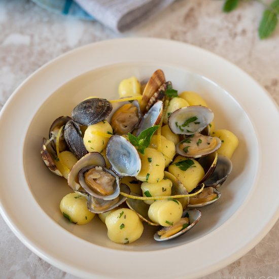 Gnocchi with clams, mint and lemon