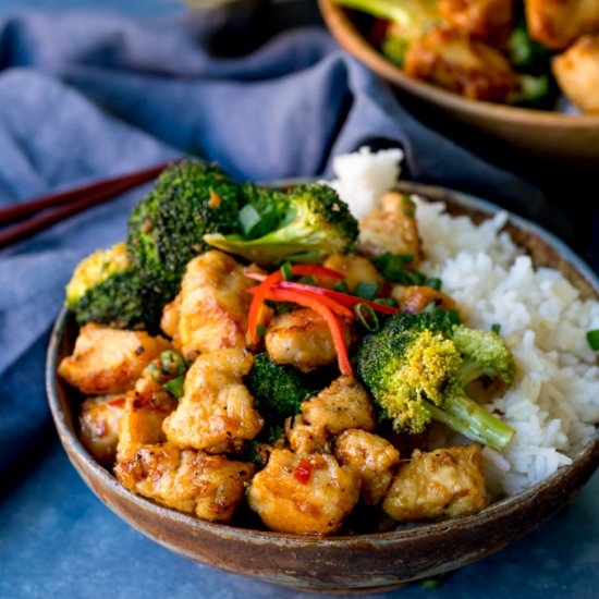 Crispy chilli chicken with broccoli