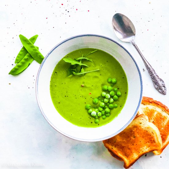 Healthy and fast green peas soup