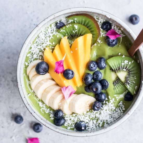 Superfood green smoothie bowl