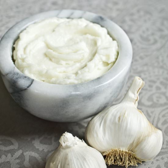 Lebanese Garlic Sauce: Toum