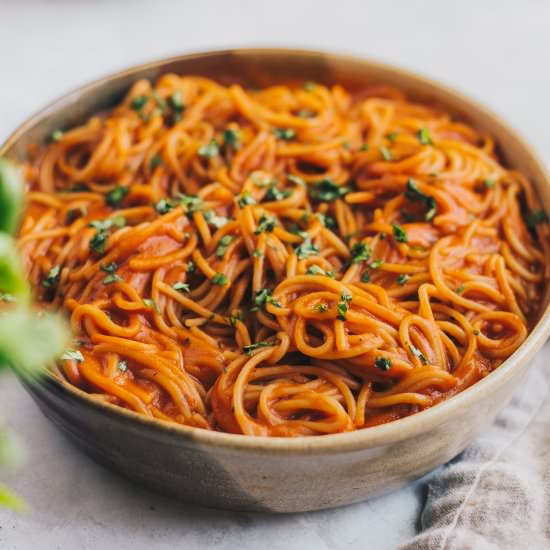 VEGAN CREAMY TOMATO SAUCE PASTA