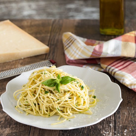 OLIVE OIL AND GARLIC SPAGHETTI