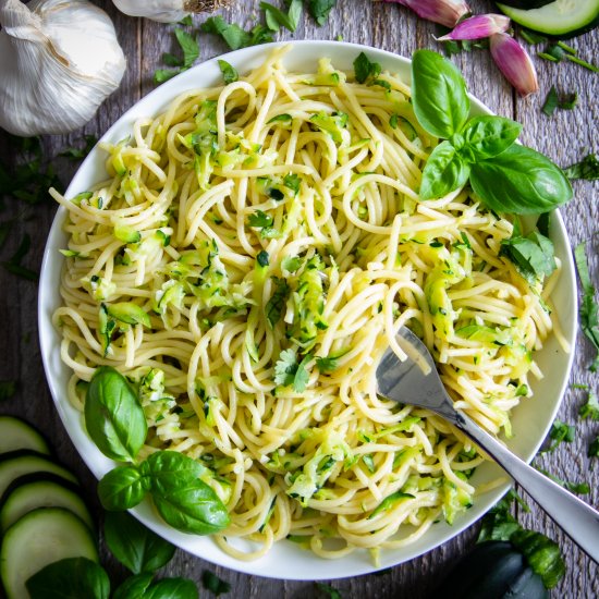 SPAGHETTI WITH ZUCCHINI AND GARLIC