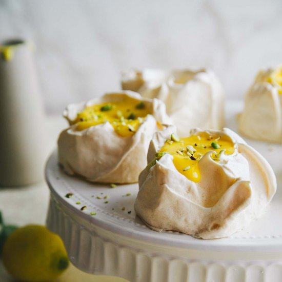 Pavlova with lemon curd